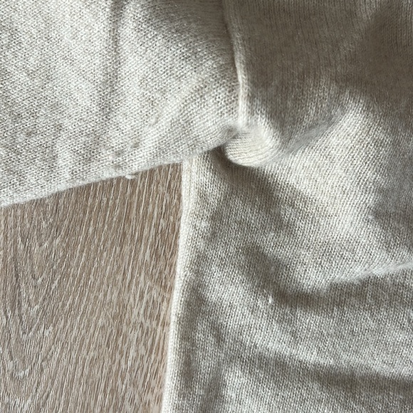 Tahari Cashmere Sweater - Picture 4 of 6